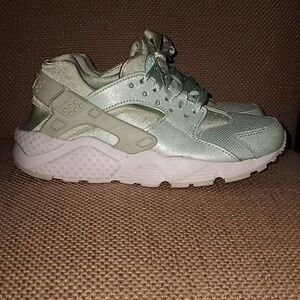 Nike Kids Huarache Sneakers Shoes Size 4Y